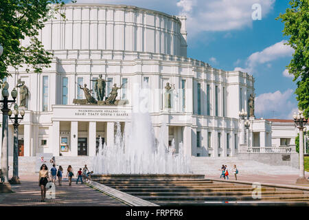 Junge Menschen zu Fuß im Park in der Nähe von nationalen akademischen Bolschoi Opern- und Ballett-Theater der Republik von Belarus In Minsk. Stockfoto