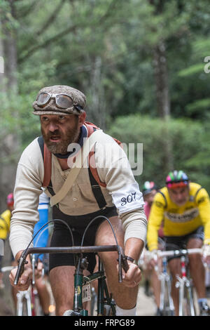 Eroica ist ein Radsport-Event findet seit 1997 in der Provinz von Siena mit Routen meist auf unbefestigten Straßen mit Vintage Fahrräder platzieren. Stockfoto