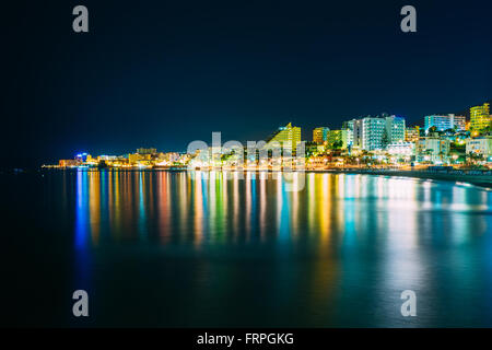 Nachtansicht Landschaft der Böschung, Küste, Strand In Benalmadena. Benalmadena ist eine Stadt in Andalusien in Spanien. Malaga-Region weiter Stockfoto