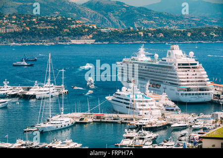 Monte Carlo, Monaco - 28. Juni 2015: Yachten und Schiffen in verschiedenen Größen sind am Steg im sonnigen Sommertag City Pier festgemacht Stockfoto