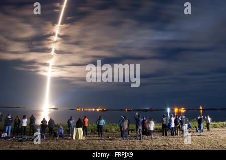 Cape Canaveral, Florida, USA. 22. März 2016. Eine Langzeitbelichtung der Cygnus OA-6 Satelliten Streifen über den Nachthimmel an Bord einer United Launch Alliance Atlas V-Rakete am Kennedy Space Center 22. März 2016 in Cape Canaveral, Florida. Das The Cygnus Cygnus soll starten am 22. März, Hardware und Zubehör zur internationalen Raumstation ISS zu liefern. Stockfoto