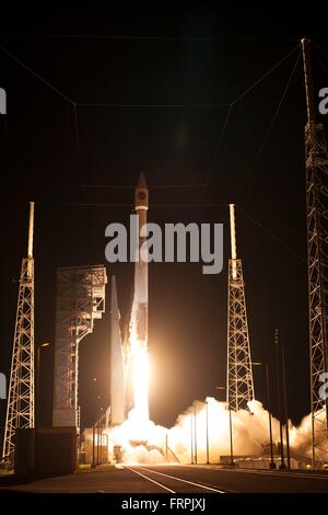 Cape Canaveral, Florida, USA. 22. März 2016. Das OA-6 Cygnus Raumfahrzeug hebt an Bord einer United Launch Alliance Atlas V-Rakete am Kennedy Space Center 22. März 2016 in Cape Canaveral, Florida. Das The Cygnus Cygnus soll starten am 22. März, Hardware und Zubehör zur internationalen Raumstation ISS zu liefern. Stockfoto