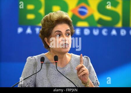 Brasilia, Brasilien. 22. März 2016. Brasilianische Präsidentin Dilma Rousseff spricht zu den Medien im Präsidentenpalast Planalto 22. März 2016 in Brasilia, Brasilien. Rousseff kämpft für ihr politisches Leben wie ein massiven Korruptionsskandal ihre Verwaltung verschlingt. Stockfoto