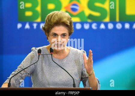 Brasilia, Brasilien. 22. März 2016. Brasilianische Präsidentin Dilma Rousseff spricht zu den Medien im Präsidentenpalast Planalto 22. März 2016 in Brasilia, Brasilien. Rousseff kämpft für ihr politisches Leben wie ein massiven Korruptionsskandal ihre Verwaltung verschlingt. Stockfoto