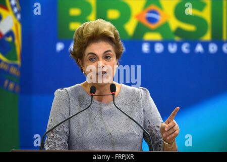 Brasilia, Brasilien. 22. März 2016. Brasilianische Präsidentin Dilma Rousseff spricht zu den Medien im Präsidentenpalast Planalto 22. März 2016 in Brasilia, Brasilien. Rousseff kämpft für ihr politisches Leben wie ein massiven Korruptionsskandal ihre Verwaltung verschlingt. Stockfoto