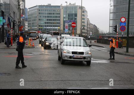 (160323)--Brüssel, 23. März 2016 (Xinhua)--Verkehr Polizeiarbeit in Brüssel, Belgien, am 23. März 2016. Einige öffentliche Verkehrsmittel nahm am Mittwoch in Brüssel mit Ausnahme von Metro Systems. (Xinhua/Gong Bing) Stockfoto