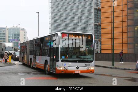 (160323)--Brüssel, 23. März 2016 (Xinhua)--A Shuttle Bus läuft in Brüssel, Belgien, am 23. März 2016. Einige öffentliche Verkehrsmittel nahm am Mittwoch in Brüssel mit Ausnahme von Metro Systems. (Xinhua/Gong Bing) Stockfoto