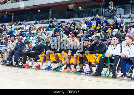 London, UK, 22. März 2016. Spieler sehen angespannt auf der London Löwen-Bank während der London Lions vs. Surrey Scorchers BBL-Spiel in der Kupfer-Box-Arena im Olympiapark. London-Löwen gewinnen 103-80 Credit: Imageplotter News und Sport/Alamy Live News Stockfoto