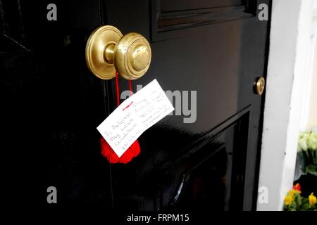 London, UK. 23. März 2016. Eine Hommage an die Opfer der Anschläge Brüssel reagiert auf die Tür von der belgischen Botschaft in London. Bildnachweis: Brian Minkoff/Alamy Live-Nachrichten Stockfoto