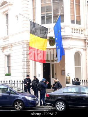 London, UK. 23. März 2016. Bewaffnete Polizisten bewachen der belgischen Botschaft in London nach den Anschlägen von Brüssel am 22. März Credit: Brian Minkoff/Alamy Live News Stockfoto