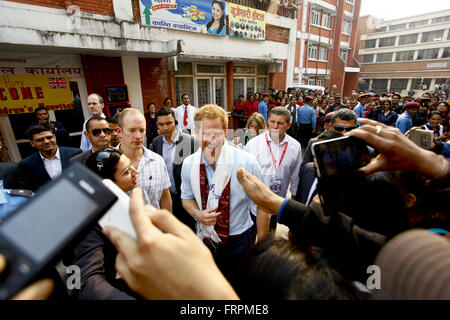 Kathmandu, Nepal. 23. März 2016. Britische Prinz Harry (vorne C) besucht Kanti Kinderkrankenhaus in Maharajgunj, Kathmandu, Hauptstadt von Nepal, am 23. März 2016. Britische Königliche Prinz Harry ist für einen fünftägigen Staatsbesuch in Nepal. Führen eine 30-köpfige Delegation, kam Prinz Harry in der Hauptstadt am 19. März im Auftrag der britischen Regierung, das 200. Jubiläum der Nepal-britischen Beziehungen. Bildnachweis: Pratap Thapa/Xinhua/Alamy Live-Nachrichten Stockfoto