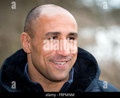 Kienbaum, Deutschland. 23. März 2016. Arthur Abraham, WBO super-Mittelgewichts-Weltmeister, während einer Pressekonferenz im Bundesleistungszentrum (lit. Bundesrepublik Schulungszentrum) in Kienbaum, Deutschland, 23. März 2016 abgebildet. Abraham will Geschichte auf 09.04.2016 schreiben, indem Sie zu der ersten deutschen Boxer um einen WM-Kampf in Las Vegas zu gewinnen. Er stellt die derzeit ungeschlagen Gilberto Ramirez von Mexiko. Foto: PATRICK PLEUL/DPA/Alamy Live-Nachrichten Stockfoto