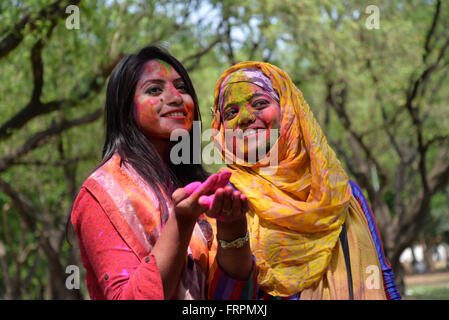 Dhaka, Bangladesch. 23. März 2016. Bangladeshi Studenten werfen Farbpulver während Holi Feierlichkeiten an der Universität für bildende Kunst-Institut von Dhaka am 23. März 2016.  Das Holi-Fest wird gefeiert, markieren den Beginn des Frühlings, mit Menschen aus allen Lebensbereichen coming out auf der Straße und jeder und jede nach dem Aufkommen des Frühlings Farbpulver zuweisen. Bildnachweis: Mamunur Rashid/Alamy Live-Nachrichten Stockfoto