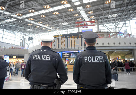 Stuttgart, Deutschland. 23. März 2016. Eidgenössischen Polizisten auf Patrouille am Flughafen in Stuttgart, Deutschland, 23. März 2016. Polizeipräsenz wurde nach den Terroranschlägen in Brüssel erhöht. Foto: PHILIP SCHWARZ/DPA/Alamy Live-Nachrichten Stockfoto