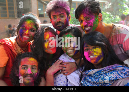 Dhaka, Bangladesch. 23. März 2016. Bangladeshi Studenten werfen Farbpulver während Holi Feierlichkeiten an der Universität für bildende Kunst-Institut von Dhaka am 23. März 2016.  Das Holi-Fest wird gefeiert, markieren den Beginn des Frühlings, mit Menschen aus allen Lebensbereichen coming out auf der Straße und jeder und jede nach dem Aufkommen des Frühlings Farbpulver zuweisen. Bildnachweis: Mamunur Rashid/Alamy Live-Nachrichten Stockfoto