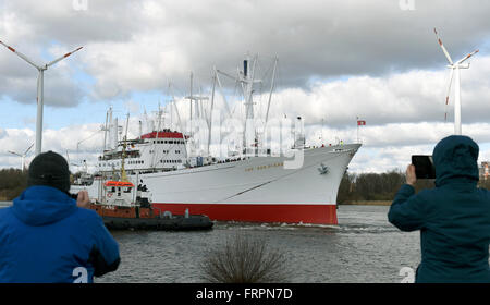 Bremen, Deutschland. 23. März 2016. Zwei Personen fotografieren das Museumsschiff "Cap San Diego" auf eine Test-Fahrt auf der Weser, in der Nähe von Bremen, Germany, 23. März 2016. Foto: CARMEN JASPERSEN/DPA/Alamy Live-Nachrichten Stockfoto