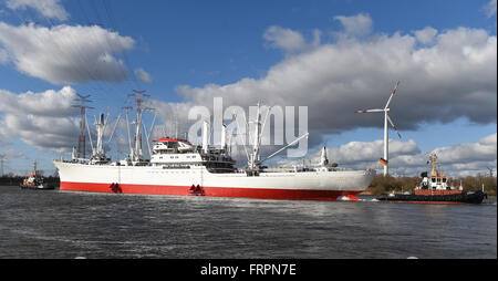 Bremen, Deutschland. 23. März 2016. Zwei Schlepper ziehen das Museumsschiff "Cap San Diego" auf eine Test-Fahrt auf der Weser, in der Nähe von Bremen, Germany, 23. März 2016. Foto: CARMEN JASPERSEN/DPA/Alamy Live-Nachrichten Stockfoto