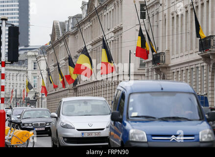 Brüssel, Belgien. 23. März 2016. Belgische Flaggen werden zur Hälfte in der Innenstadt von Brüssel, 23. März 2016 gesenkt. Mindestens 34 Menschen wurden getötet und 180 verletzt nach Explosionen am Brüsseler Flughafen und eine u-Bahnstation am Dienstag. Bildnachweis: Ye Pingfan/Xinhua/Alamy Live-Nachrichten Stockfoto