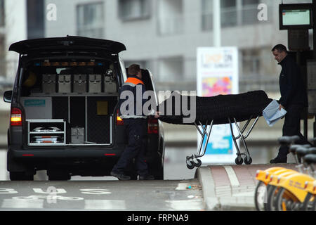 Brüssel, Belgien. 23. März 2016. Eine Bahre hält Körper des Opfers erfolgt in einem Polizei-Leichenwagen außerhalb Metrostation Maelbeek in Brüssel, Belgien, 23. März 2016. Mindestens 31 Menschen kamen ums Leben und fast 260 Verletzte bei Terroranschlägen am 22. März in Brüssel, Belgien. Foto: FEDERICO GAMBARINI/DPA/Alamy Live-Nachrichten Stockfoto