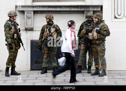 Brüssel, Belgien. 23. März 2016. Soldaten bewachen in der Innenstadt von Brüssel, Hauptstadt von Belgien, am 23. März 2016. Mindestens 34 Menschen wurden getötet und 180 verletzt nach Explosionen am Brüsseler Flughafen und eine u-Bahnstation am Dienstag. Bildnachweis: Ye Pingfan/Xinhua/Alamy Live-Nachrichten Stockfoto