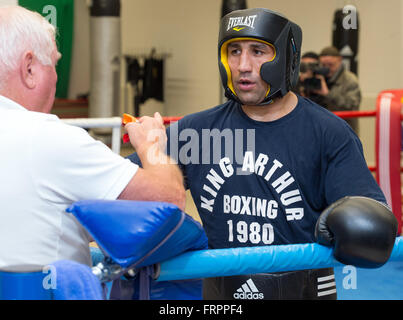 Kienbaum, Deutschland. 23. März 2016. Coach Ulli Wegner (l) mit Arthur Abraham, super-Mittelgewichts-Weltmeister der WBO im Bild während einer Presse-Trainingseinheit im Bundesleistungszentrum (lit. Bundesrepublik Schulungszentrum) in Kienbaum, Deutschland, 23. März 2016. Abraham will Geschichte auf 09.04.2016 schreiben, indem Sie zu der ersten deutschen Boxer um einen WM-Kampf in Las Vegas zu gewinnen. Er stellt die derzeit ungeschlagen Gilberto Ramirez von Mexiko. Foto: PATRICK PLEUL/DPA/Alamy Live-Nachrichten Stockfoto