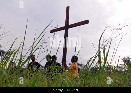 Yogyakarta, Indonesien. 24. März 2016. Eine Reihe von jungen Katholiken bereiten sich auf die Visualisierung Kreuzigung von Jesus Christus an den Hängen des Mount Merapi in Sleman, Yogyakarta, Indonesien, Mittwoch, 23. März 2016 überqueren. Während der Karwoche feiern Christen auf der ganzen Welt die Kreuzigung und Auferstehung Jesu Christi. © Slamet Riyadi/ZUMA Draht/Alamy Live-Nachrichten Stockfoto