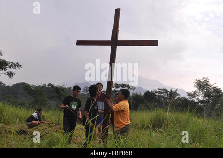 Yogyakarta, Indonesien. 24. März 2016. Eine Reihe von jungen Katholiken bereiten sich auf die Visualisierung Kreuzigung von Jesus Christus an den Hängen des Mount Merapi in Sleman, Yogyakarta, Indonesien, Mittwoch, 23. März 2016 überqueren. Während der Karwoche feiern Christen auf der ganzen Welt die Kreuzigung und Auferstehung Jesu Christi. © Slamet Riyadi/ZUMA Draht/Alamy Live-Nachrichten Stockfoto