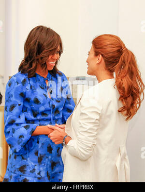 Buenos Aires, Argentinien. 23. März 2016. Argentiniens First Lady Juliana Awada (R) grüßt U.S. First Lady Michelle Obama (L) in Buenos Aires, Argentinien, am 23. März 2016. USPresident Barack Obama und First Lady Michelle Obama sind bei einem Besuch in Argentinien am Mittwoch. Bildnachweis: TELAM/Xinhua/Alamy Live-Nachrichten Stockfoto