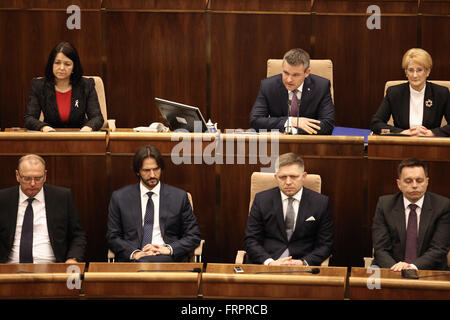 Bratislava, Slowakei. 23. März 2016. Slowakisches Parlament Mitglieder besuchen die konstituierende Sitzung des neuen Parlaments in Bratislava, Slowakei, 23. März 2016. Andrej Danko wurde zum neuen Vorsitzenden des slowakischen Parlaments am Mittwoch gewählt. Der Führer des zweiten stärkste Koalition Entität, die slowakischen nationalen Partei (SNS), erhielt in geheimer Abstimmung 112 Stimmen aus dem 150-köpfigen Haus am Mittwoch. Bildnachweis: Xinhua/Alamy Live-Nachrichten Stockfoto