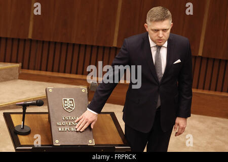 Bratislava, Slowakei. 23. März 2016. Führer der slowakischen Partei SMER-SD Robert Fico nimmt einen Eid auf die Verfassung der Slowakischen Republik in Bratislava, Slowakei, 23. März 2016. Andrej Danko wurde zum neuen Vorsitzenden des slowakischen Parlaments am Mittwoch gewählt. Der Führer des zweiten stärkste Koalition Entität, die slowakischen nationalen Partei (SNS), erhielt in geheimer Abstimmung 112 Stimmen aus dem 150-köpfigen Haus am Mittwoch. Bildnachweis: Xinhua/Alamy Live-Nachrichten Stockfoto