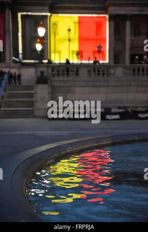 Trafalgar Square, London, UK. 23. März 2016. Die belgische Flagge wird auf National Gallery am Trafalgar Square projiziert. Stockfoto