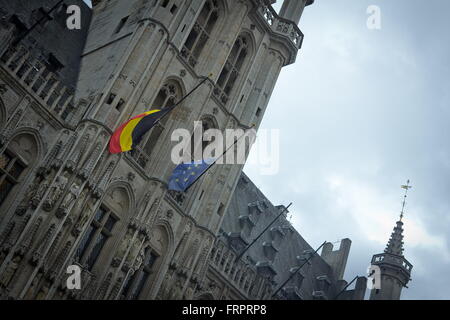 Brüssel, Belgien. 23. März 2016. Belgischen und europäischen Flagge auf Halbmast-Grand Place Credit (fliegen): Valentina Cala/ZUMA Wire/ZUMAPRESS.com/Alamy Live News Stockfoto