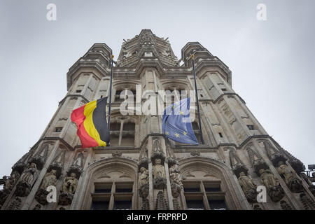 Brüssel, Belgien. 23. März 2016. Belgischen und europäischen Flagge auf Halbmast-Grand Place Credit (fliegen): Valentina Cala/ZUMA Wire/ZUMAPRESS.com/Alamy Live News Stockfoto