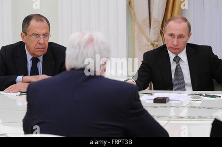 Der russische Präsident Vladimir und Außenminister Sergej Lawrow bei ihrem Treffen mit Bundesaußenminister Frank-Walter Steinmeier am 23. März 2016 Kreml in Moskau, Russland. Stockfoto