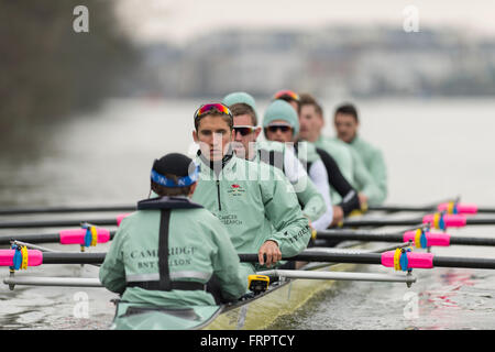 London, UK. 23. März 2016. Das Bootsrennen. Der Cancer Research UK Regatten 2016.  Tideway Woche. (Praxis Ausflüge während der Woche vor den Rennen, die an Ostern Sonntag, 27. März 2016 stattfinden.)  Cambridge University (CUBC) Blue crew auf einem Praxis-Ausflug.  Cambridge University (CUBC) blaue Boots Crew:-Bogen) Felix Newman; (2) Ali Abbasi; (3) Charles Fisher; (4) Clemens Auersperg; (5) Luke Juckett; (6) Henry Hoffstot; (7) Ben Rubel; Lance Tredell Schlaganfall); Cox) Ian Middleton, Cheftrainer) Steve Trapmore, Credit: Duncan Grove/Alamy Live-Nachrichten Stockfoto