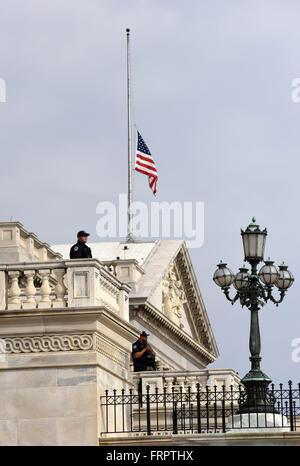 Washington, DC, Washington, USA. 23. März 2016. Die US-Flagge wird auf Halbmast auf Capitol Building zu Ehren der Opfer der Brüssel-Anschläge in Washington, DC 23. März 2016 gesehen. Bildnachweis: Yin Bogu/Xinhua/Alamy Live-Nachrichten Stockfoto