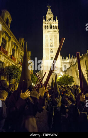 Sevilla, Spanien. 23. März 2016. Bruderschaft namens '' El Buen Fin'' kehrt in seine Kapelle nach seine Parade Kathedrale am Heiligen Mittwoch, namens Miercoles Santo in spanischer Sprache. Bildnachweis: Daniel Gonzalez Acuna/ZUMA Draht/Alamy Live-Nachrichten Stockfoto