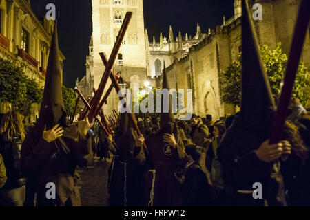 Sevilla, Spanien. 23. März 2016. Bruderschaft namens '' El Buen Fin'' kehrt in seine Kapelle nach seine Parade Kathedrale am Heiligen Mittwoch, namens Miercoles Santo in spanischer Sprache. Bildnachweis: Daniel Gonzalez Acuna/ZUMA Draht/Alamy Live-Nachrichten Stockfoto