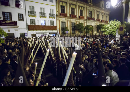 Sevilla, Spanien. 23. März 2016. Bruderschaft namens '' El Buen Fin'' kehrt in seine Kapelle nach seine Parade Kathedrale am Heiligen Mittwoch, namens Miercoles Santo in spanischer Sprache. Bildnachweis: Daniel Gonzalez Acuna/ZUMA Draht/Alamy Live-Nachrichten Stockfoto