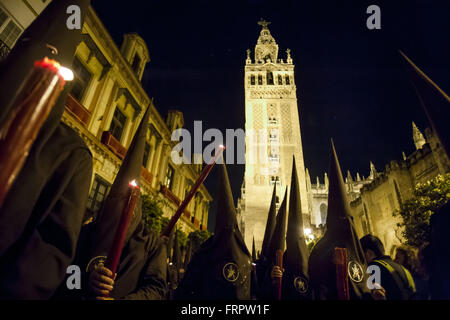 Sevilla, Spanien. 23. März 2016. Bruderschaft namens '' El Buen Fin'' kehrt in seine Kapelle nach seine Parade Kathedrale am Heiligen Mittwoch, namens Miercoles Santo in spanischer Sprache. Bildnachweis: Daniel Gonzalez Acuna/ZUMA Draht/Alamy Live-Nachrichten Stockfoto