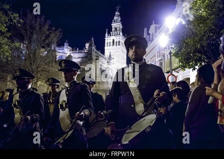 Sevilla, Spanien. 23. März 2016. Musiker der Bruderschaft namens '' El Baratillo'' kehrt in seine Kapelle nach seine Parade Kathedrale am Heiligen Mittwoch, namens Miercoles Santo in spanischer Sprache. Bildnachweis: Daniel Gonzalez Acuna/ZUMA Draht/Alamy Live-Nachrichten Stockfoto