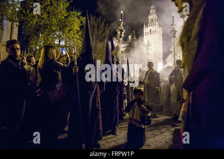 Sevilla, Spanien. 23. März 2016. Bruderschaft namens '' El Baratillo'' kehrt in seine Kapelle nach seine Parade Kathedrale am Heiligen Mittwoch, namens Miercoles Santo in spanischer Sprache. Bildnachweis: Daniel Gonzalez Acuna/ZUMA Draht/Alamy Live-Nachrichten Stockfoto