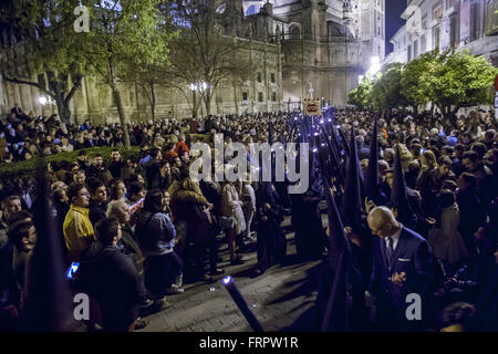 Sevilla, Spanien. 23. März 2016. Bruderschaft namens '' El Baratillo'' kehrt in seine Kapelle nach seine Parade Kathedrale am Heiligen Mittwoch, namens Miercoles Santo in spanischer Sprache. Bildnachweis: Daniel Gonzalez Acuna/ZUMA Draht/Alamy Live-Nachrichten Stockfoto