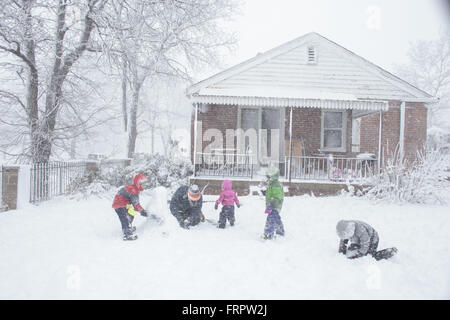 Denver, Colorado, USA. 23. März 2016. Eine Familie macht einen Schneemann im Laufe des Tages als starke Winde und schwere Schneedecke Großraum Denver in einem Frühling Schneesturm. Die Kinder hatten am Tag weg von der Schule wegen Schnee. Bildnachweis: Matthew Staver/ZUMA Draht/Alamy Live-Nachrichten Stockfoto