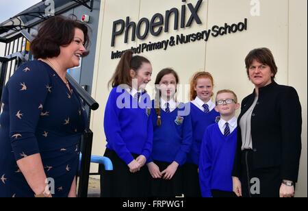 Cookstown, Vereinigtes Königreich. 23. März 2016. Primäre Phoenix Schüler mit Principal Heather Watson und 1. Minister und DUP Leader Arlene Foster Credit: Mark Winter/Pacific Press/Alamy Live News Stockfoto