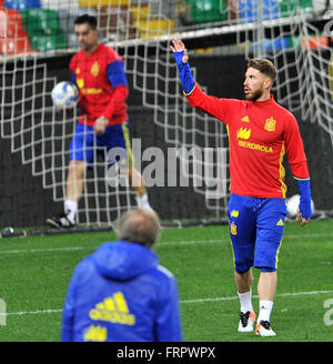 Udine, Italien. 23. März 2016. Spaniens Spieler während des Trainings für die freundliche Fußball Spiel zwischen Italien und Spanien in Dacia Arena am 23. März 2016. Foto Simone Ferraro / Alamy Live News Stockfoto