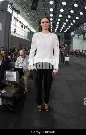 New York, USA. 23. März 2016. Coco Rocha besucht Präsentation des Toyota Prius Prime 2017 auf New York International Auto Show im Jacob Javits Center Credit: Lev Radin/Alamy Live-Nachrichten Stockfoto