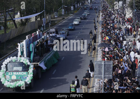 Lahore, Pakistan. 23. März 2016. Menschen in Pakistan Pakistan Tag in Lahore feiern. Pakistan feiert seinen Nationalfeiertag zum Gedenken an die Verabschiedung der 1940 Auflösung (auch bekannt als die Pakistan oder Lahore Auflösung) fordern einen eigenen Staat für die Muslime der britischen regierte Indien. Bildnachweis: Rana Sajid Hussain/Pacific Press/Alamy Live-Nachrichten Stockfoto