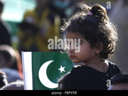 Lahore, Pakistan. 23. März 2016. Menschen in Pakistan Pakistan Tag in Lahore feiern. Pakistan feiert seinen Nationalfeiertag zum Gedenken an die Verabschiedung der 1940 Auflösung (auch bekannt als die Pakistan oder Lahore Auflösung) fordern einen eigenen Staat für die Muslime der britischen regierte Indien. Bildnachweis: Rana Sajid Hussain/Pacific Press/Alamy Live-Nachrichten Stockfoto