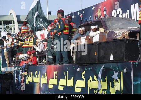 Lahore, Pakistan. 23. März 2016. Menschen in Pakistan Pakistan Tag in Lahore feiern. Pakistan feiert seinen Nationalfeiertag zum Gedenken an die Verabschiedung der 1940 Auflösung (auch bekannt als die Pakistan oder Lahore Auflösung) fordern einen eigenen Staat für die Muslime der britischen regierte Indien. Bildnachweis: Rana Sajid Hussain/Pacific Press/Alamy Live-Nachrichten Stockfoto